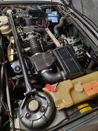 BMW735i 202304-Motor.jpg